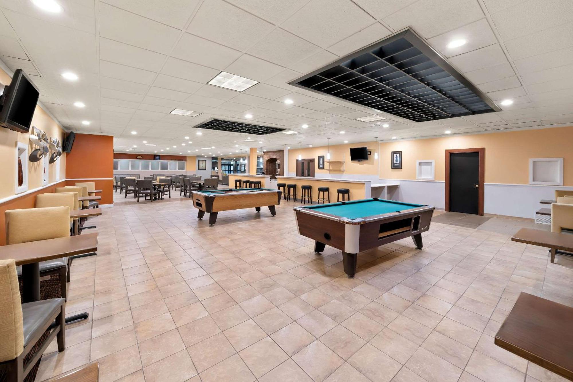 Clarion Inn & Suites And Convention Center Kearney Eksteriør bilde