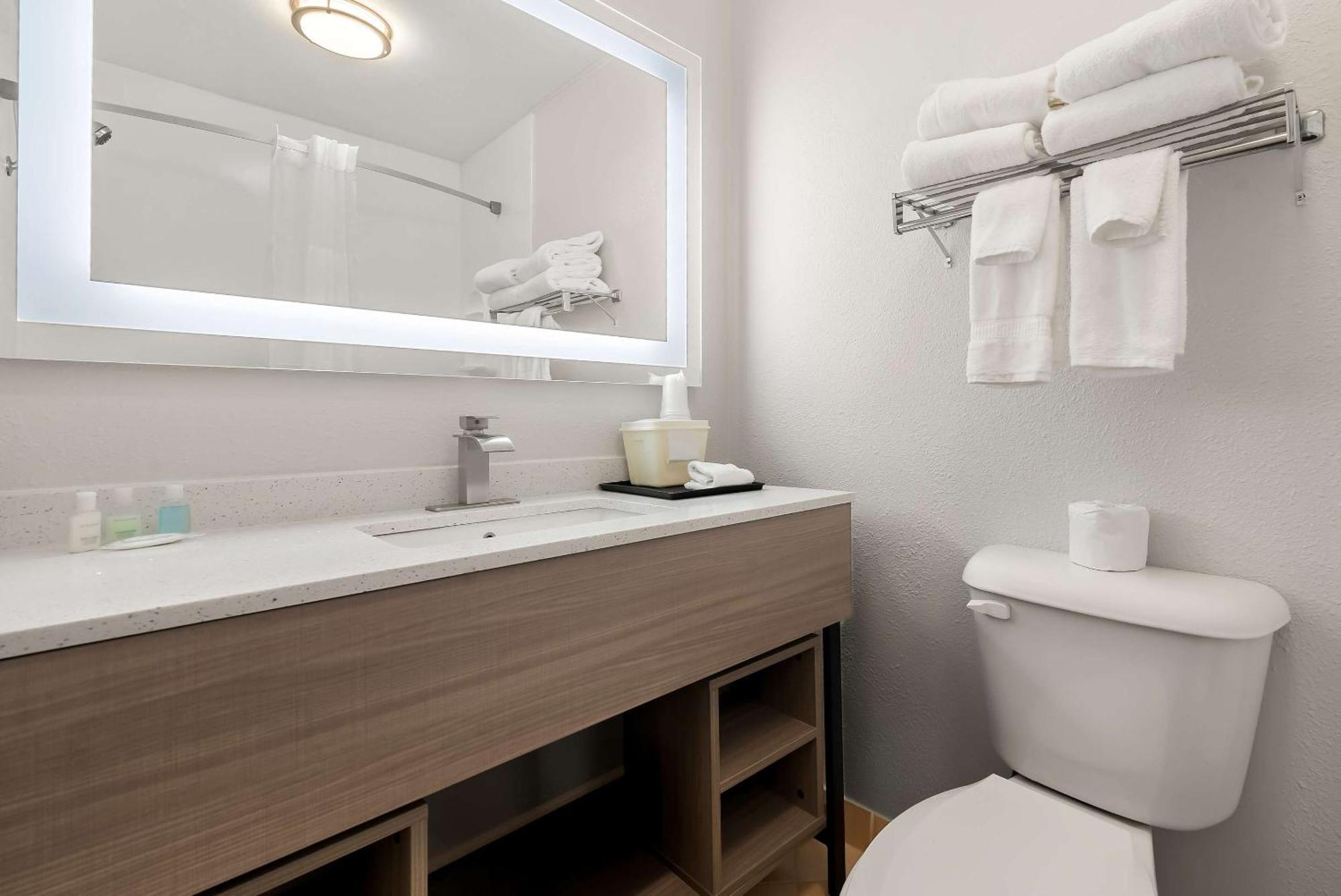 Clarion Inn & Suites And Convention Center Kearney Eksteriør bilde
